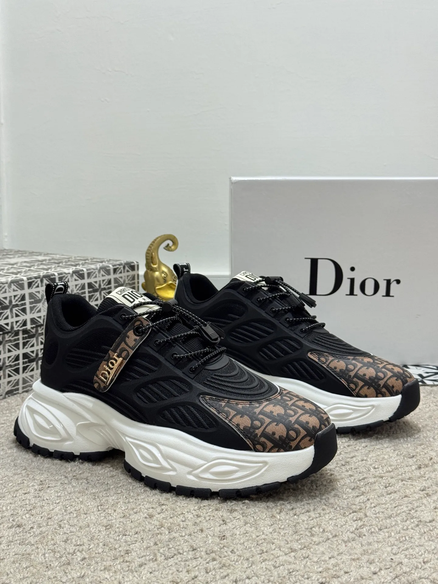 Men's shoes 💰440 [New model] 🐬🐬Original quality - Dior The latest model of sports shoes 🎁Casual and fashionable men's shoes 👟Best model 💥Simple and elegant version, exclusive for trendy men. Unique official website new and most brand elements 👑original decoration, imported cowhide stitching with classic fabrics, fashionable and generous accessories, ✅foamed TPU wear-resistant and taller outsole, light and comfortable. Size: 38-44 (45 customized